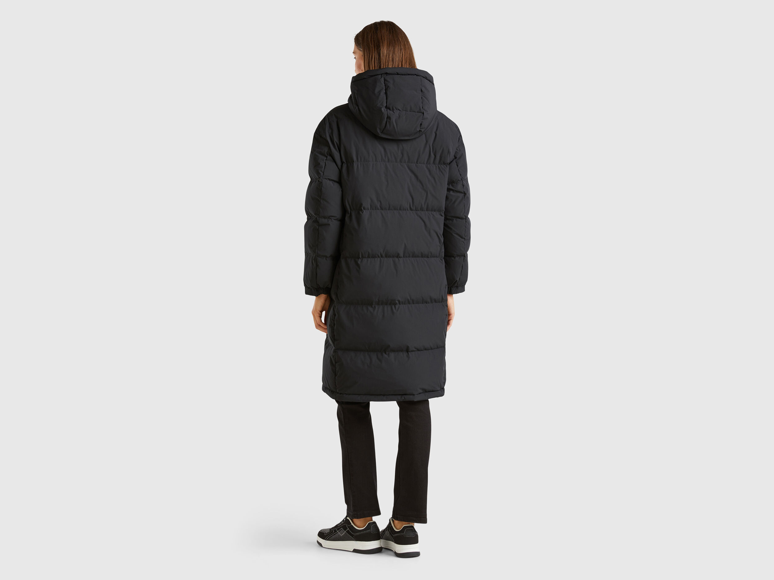 Long puffer jacket with recycled feathers - Black | Benetton