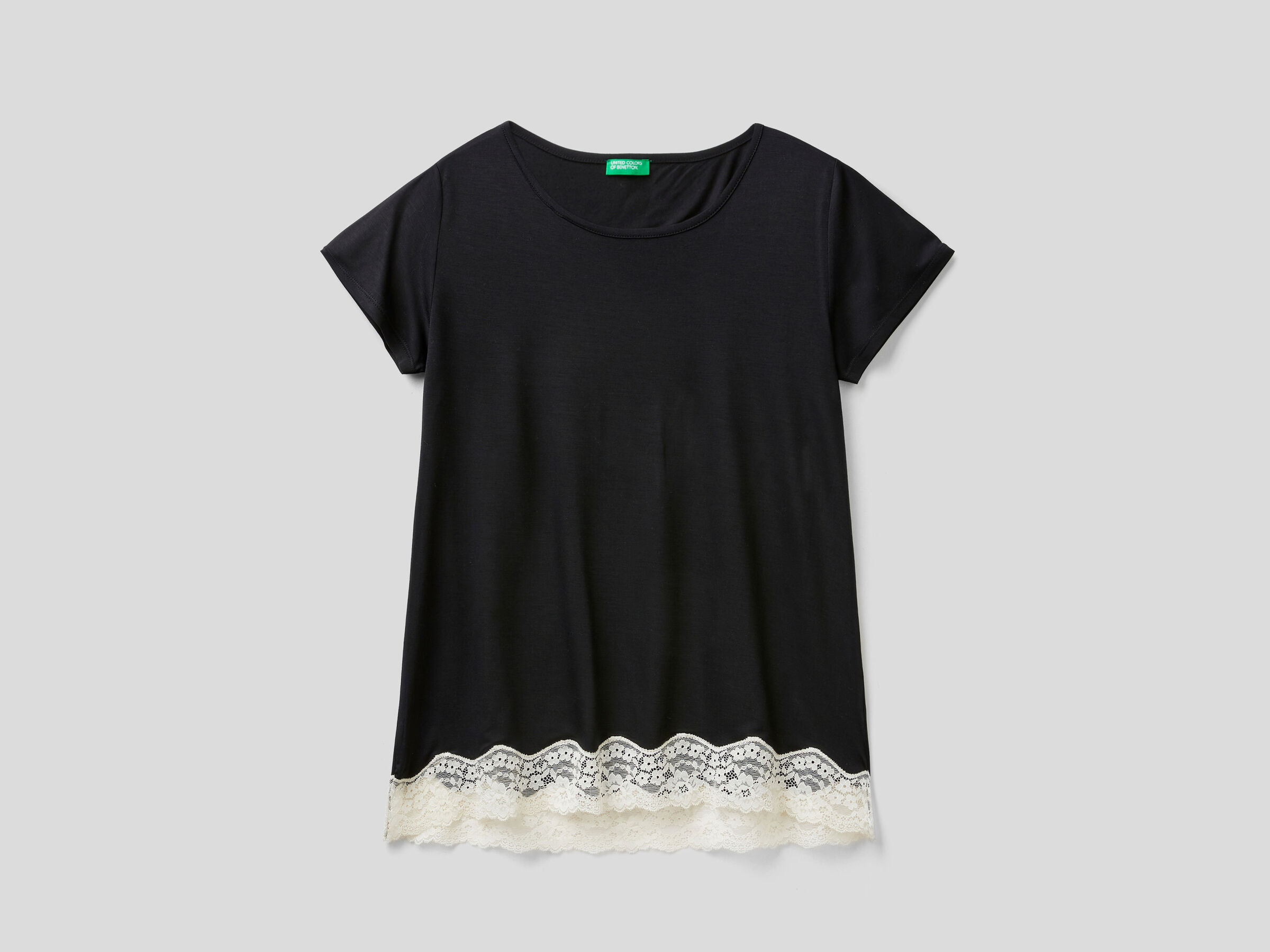 Flowy short sleeve t-shirt with lace image number 4