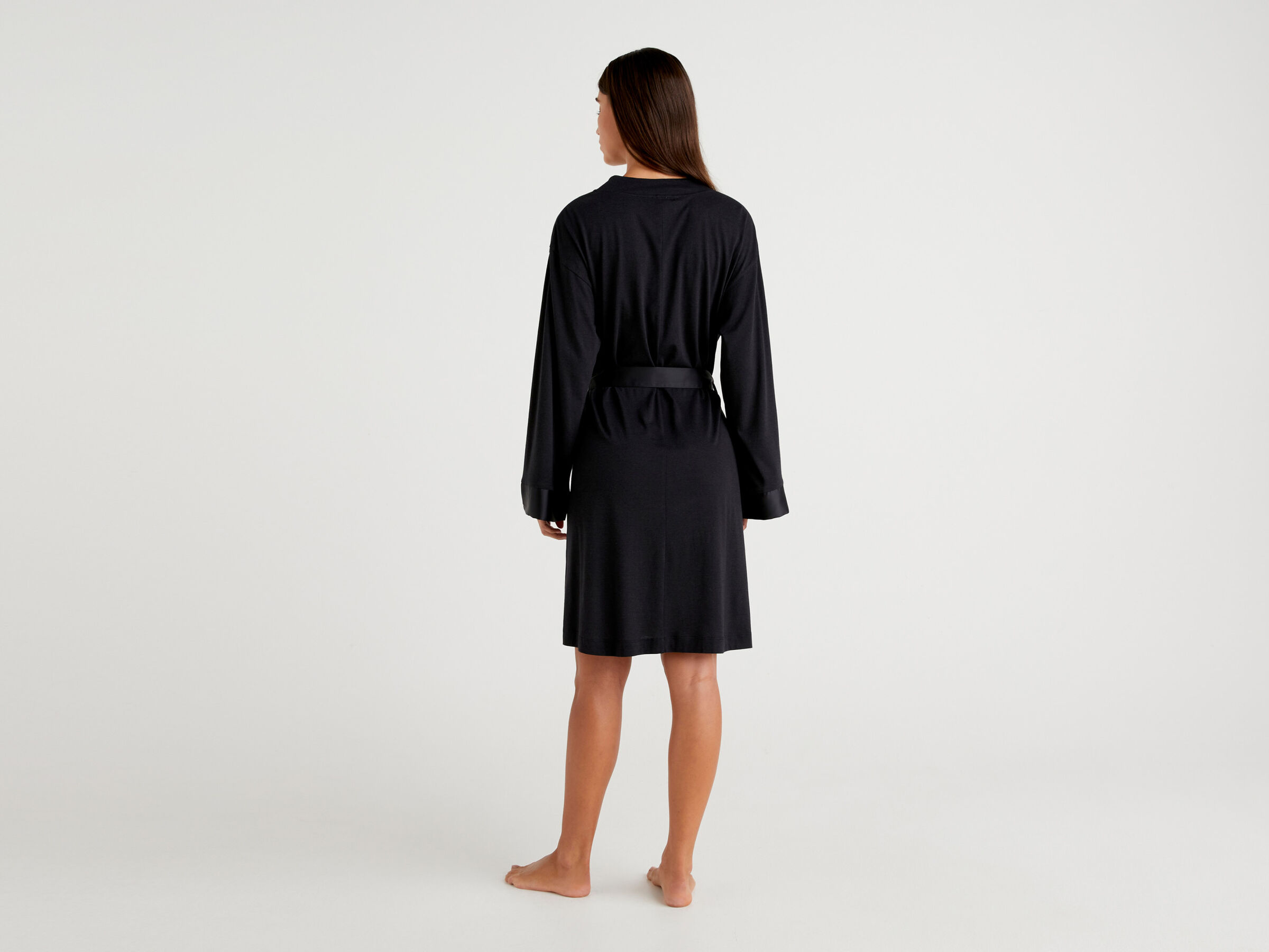 Criss-cross dressing gown image number 2