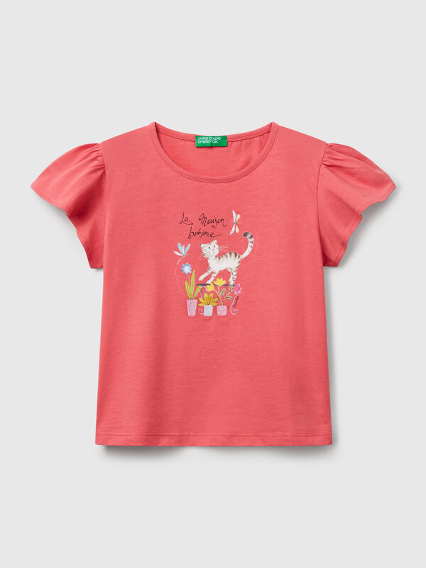 Camiseta con estampado y bordado. Niña