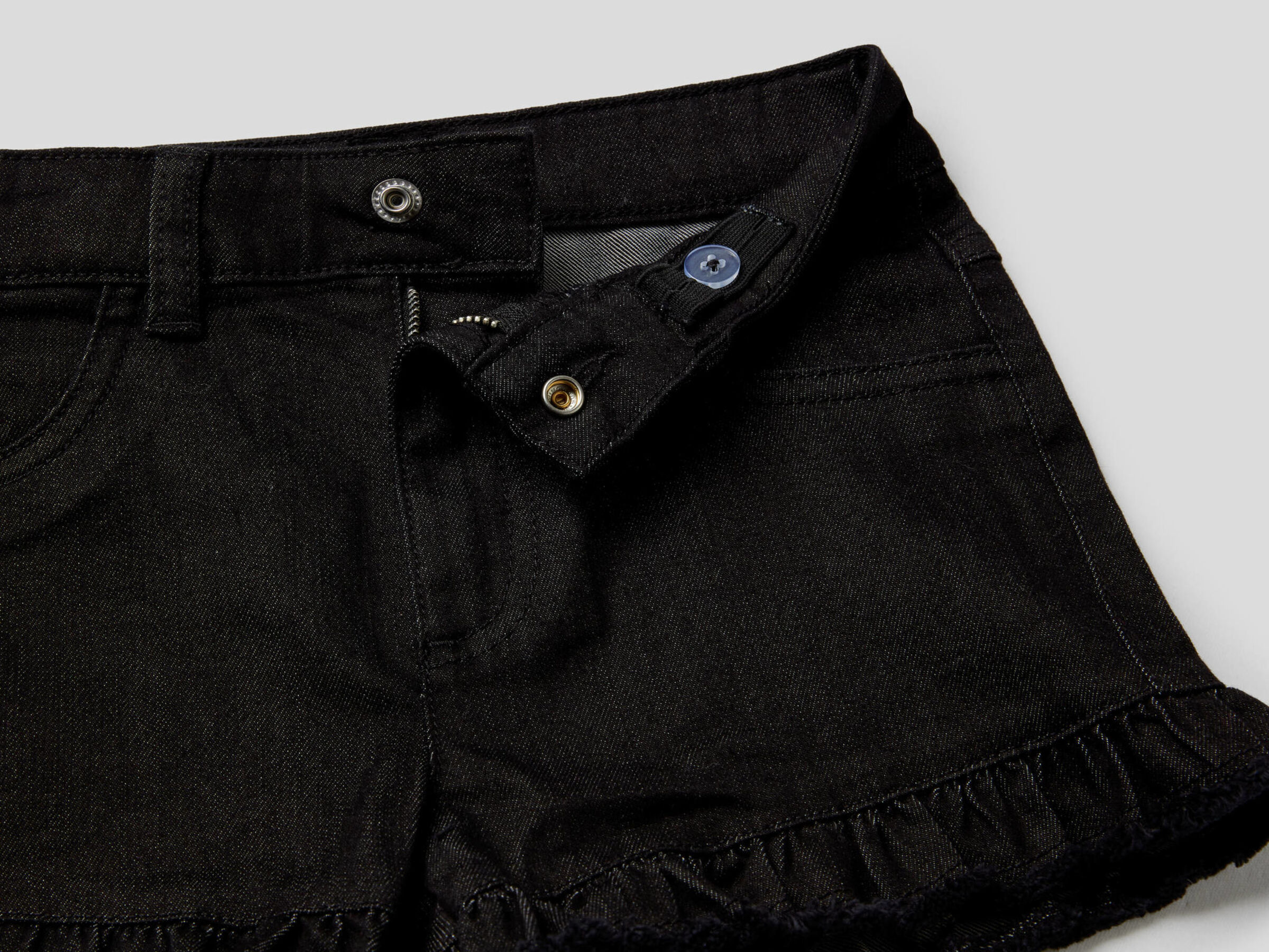 Solid color shorts with rouche image number null