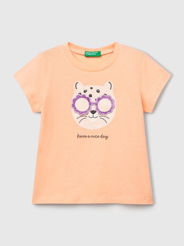 Camiseta con estampado y aplicación. Niña