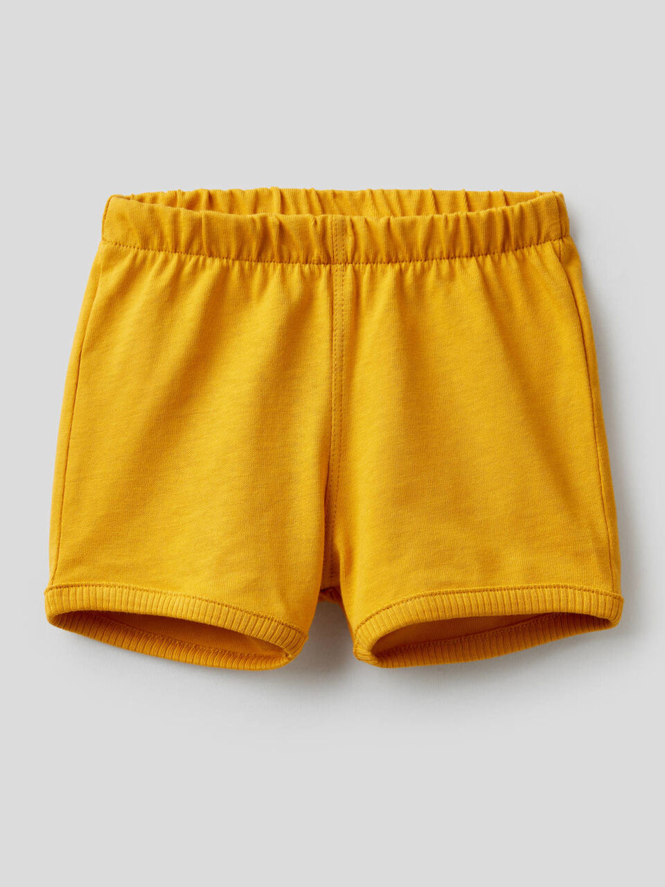 Pantalón corto con maxiparche en la parte trasera image number 1