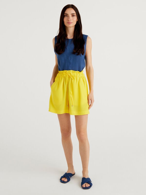 Solid colored bermudas with elastic Women