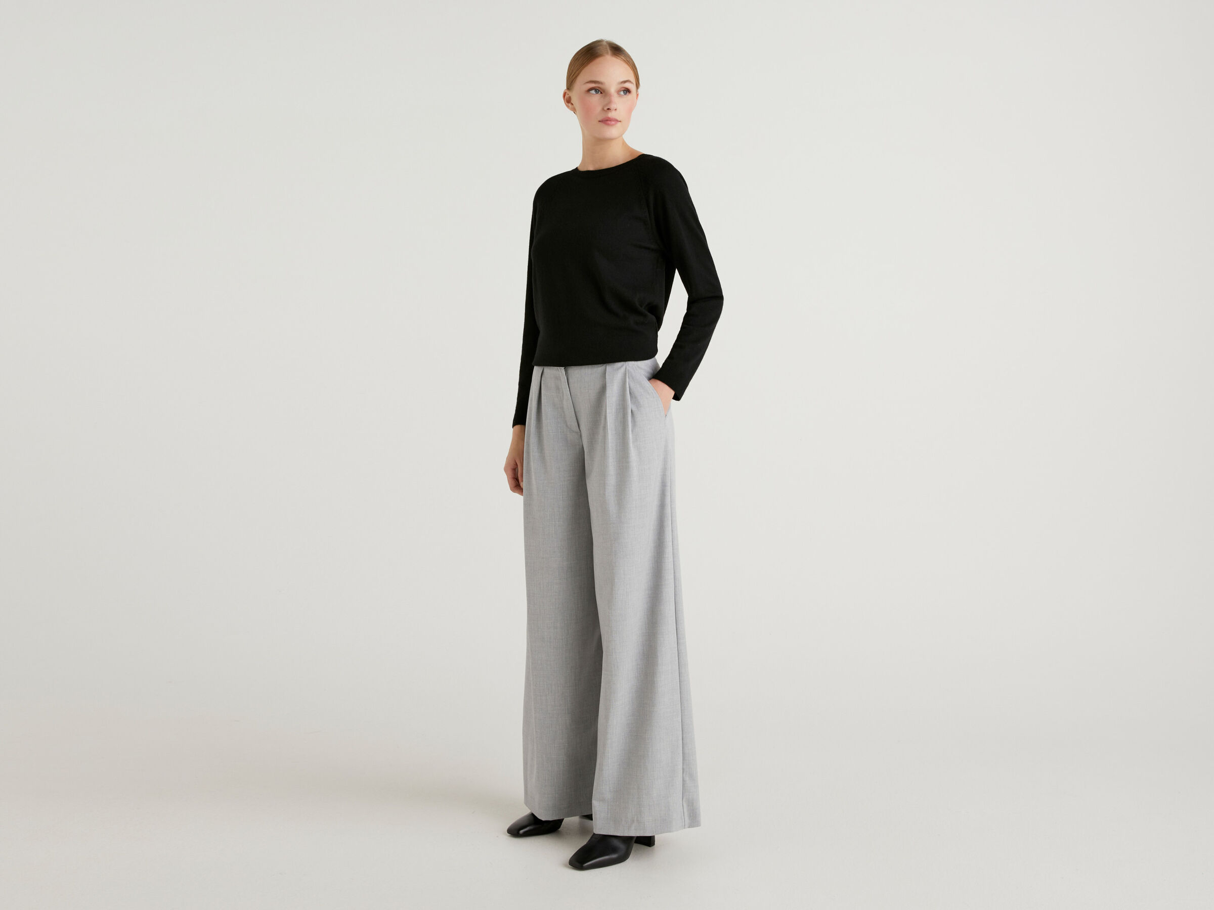 Wide trousers in viscose blend image number 3