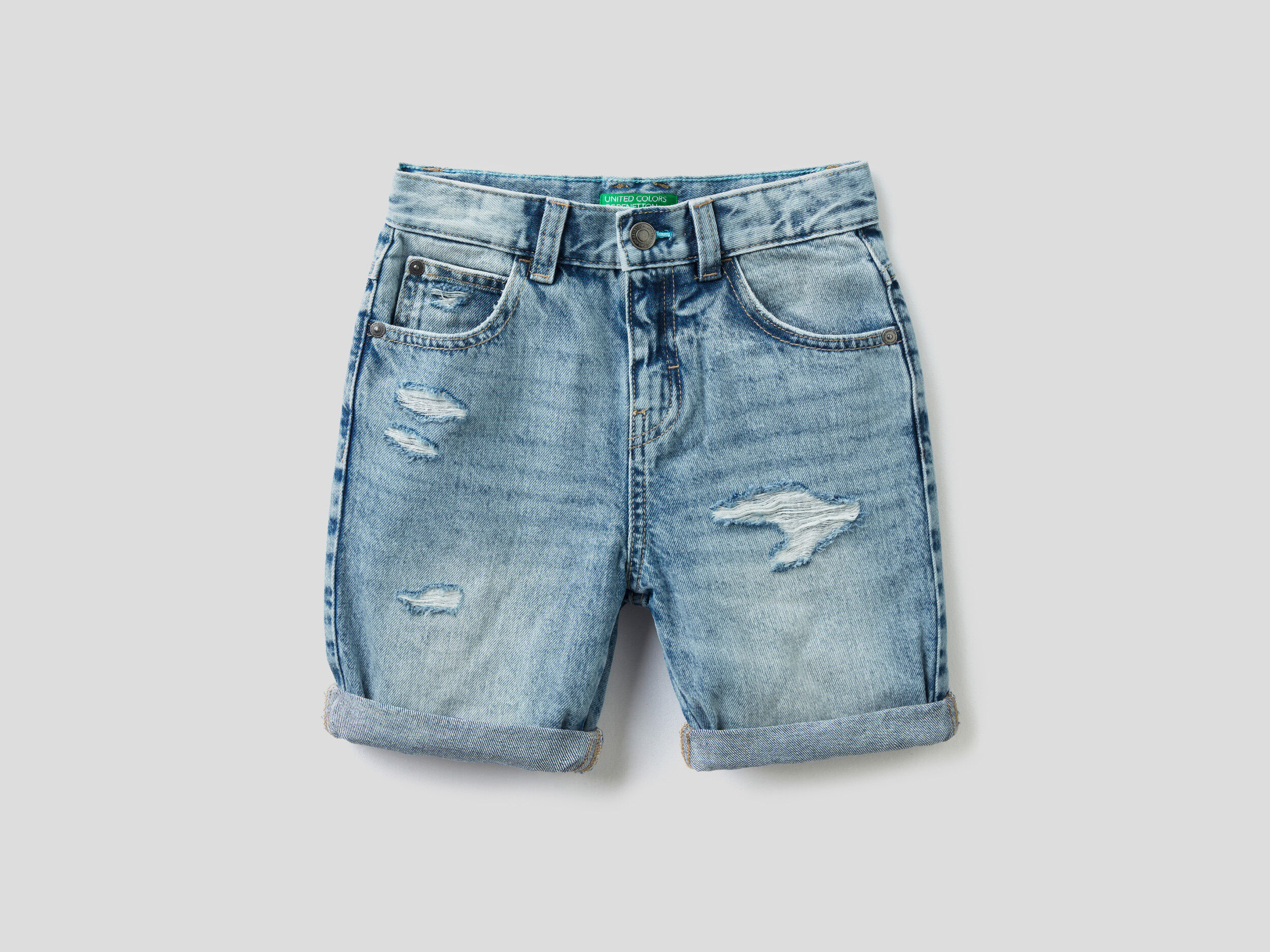 Bermudas con rotos shop