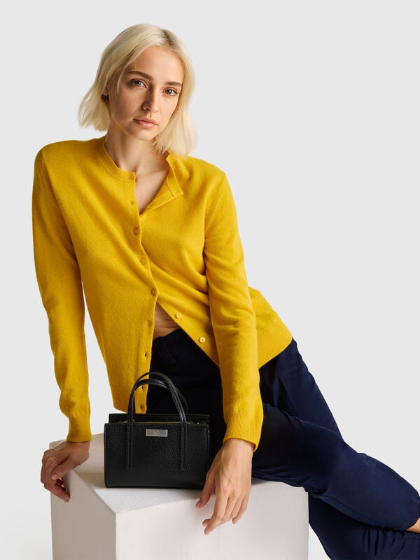 Cárdigan de cuello redondo de color amarillo ocre en pura lana merino Cárdigan de cuello redondo de color amarillo ocre en pura lana merino Mujer