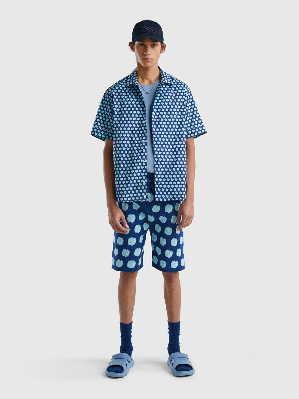 Camisa azul con estampado de manzanas