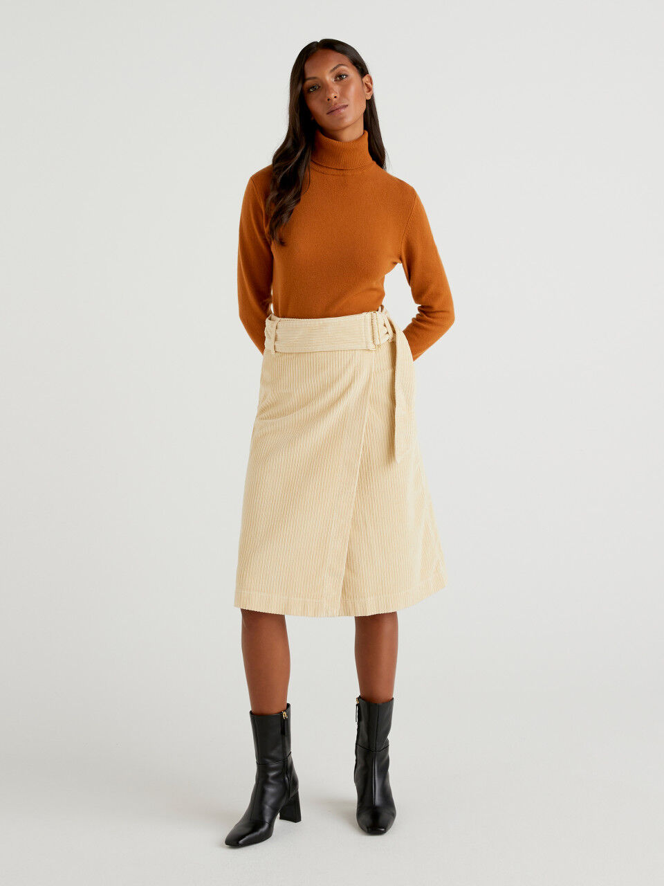 High-waisted velvet skirt