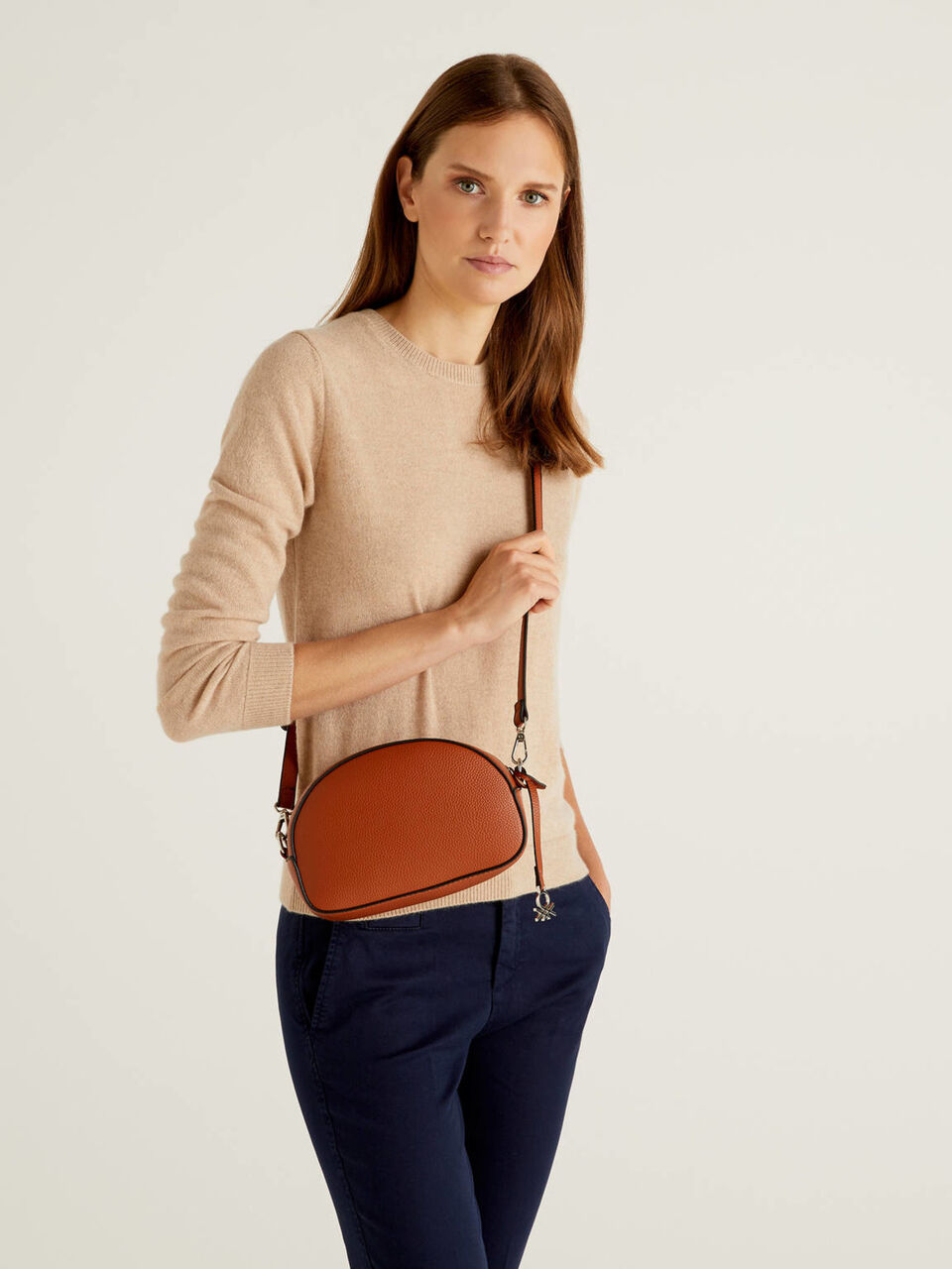 Bolso bandolera con efecto abatanado image number 2