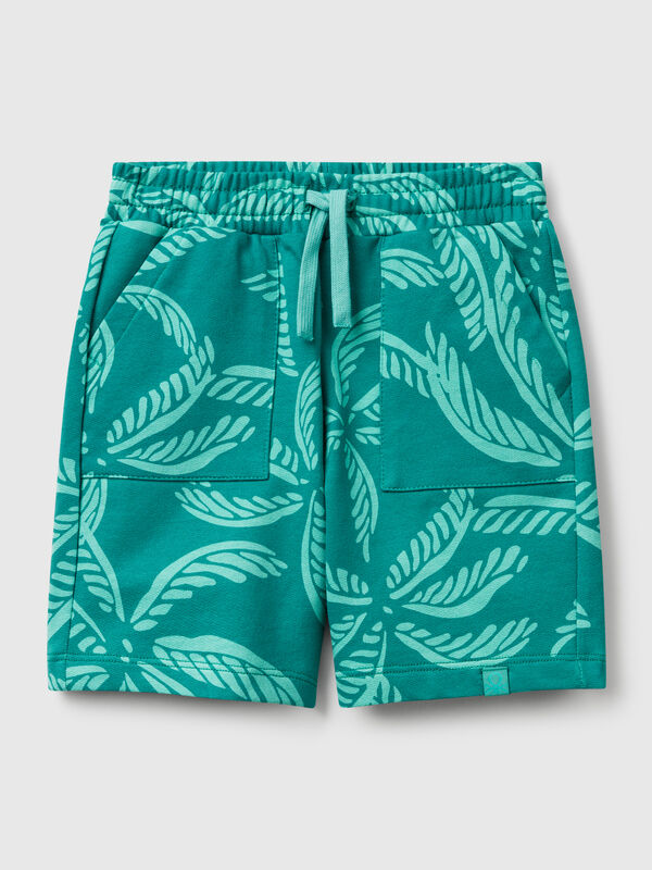 Pantalón corto verde con estampado tropical. Niño