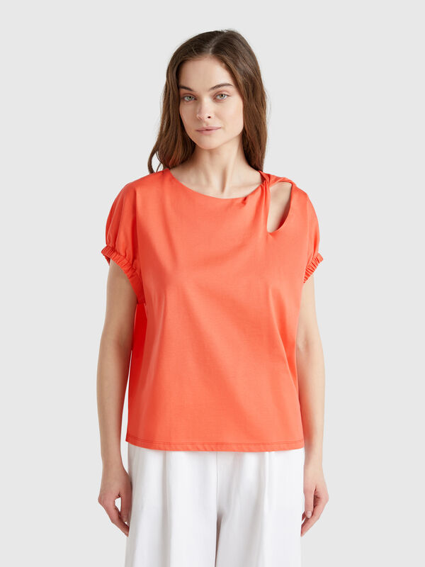 Camiseta con nudo y recorte. Mujer