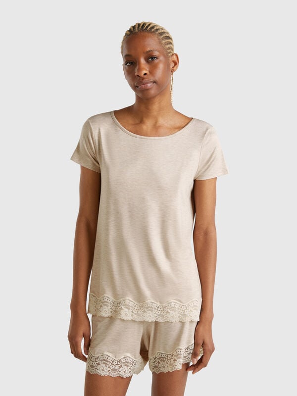 Flowy top with lace edge Women
