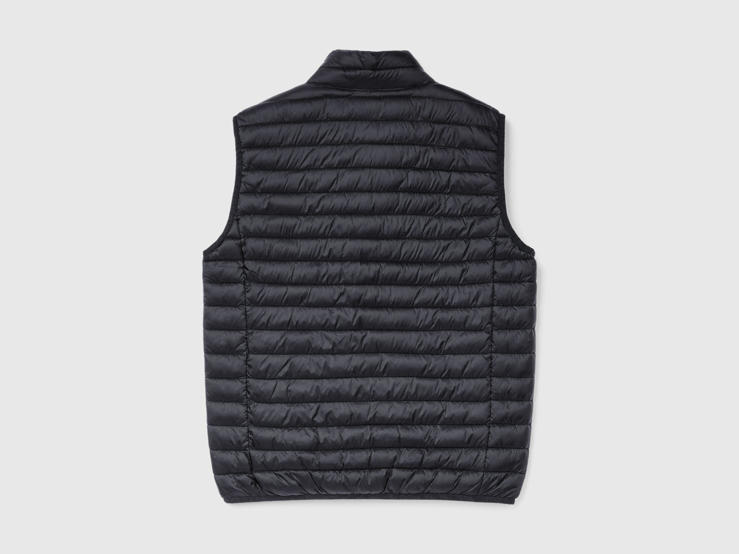 Sleeveless puffer jacket with recycled wadding - Black | Benetton