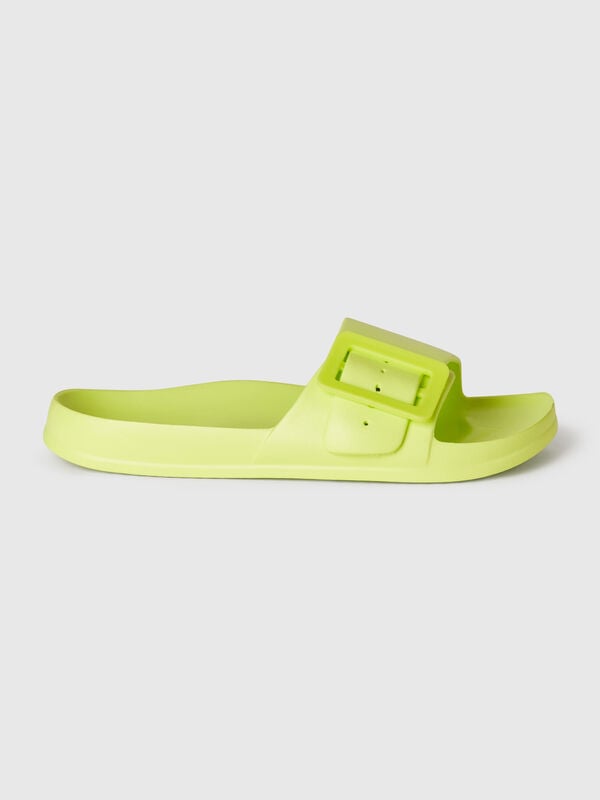 Zapatillas de goma ligeras. Mujer