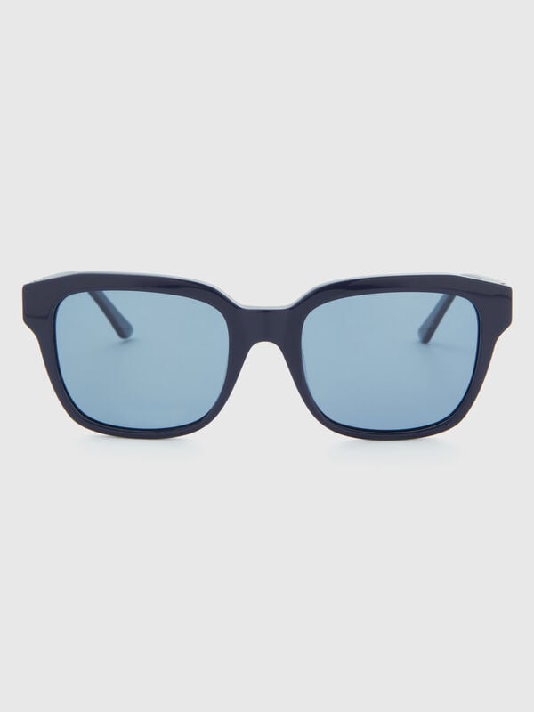 Gafas de sol azul oscuro con logotipo