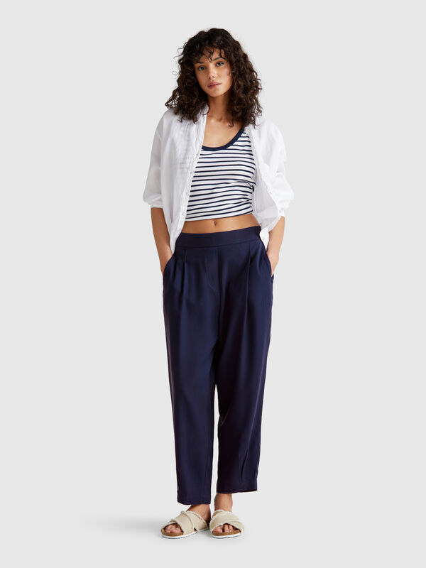 Pantalón fluido con pinzas Mujer
