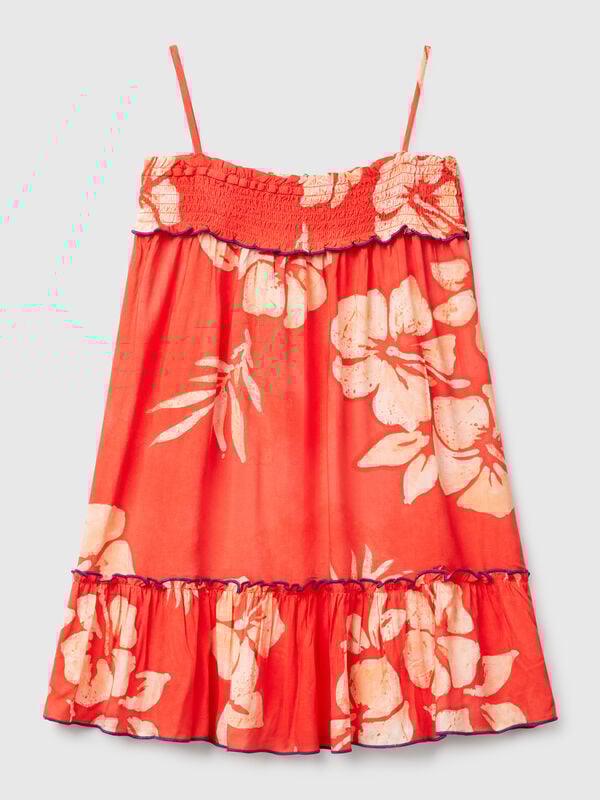 Vestido fluido con estampado de flores. Niña