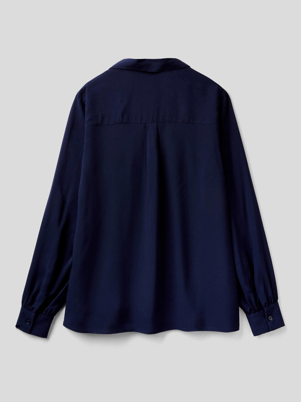 Camisa fluida con escote de pico image number 2