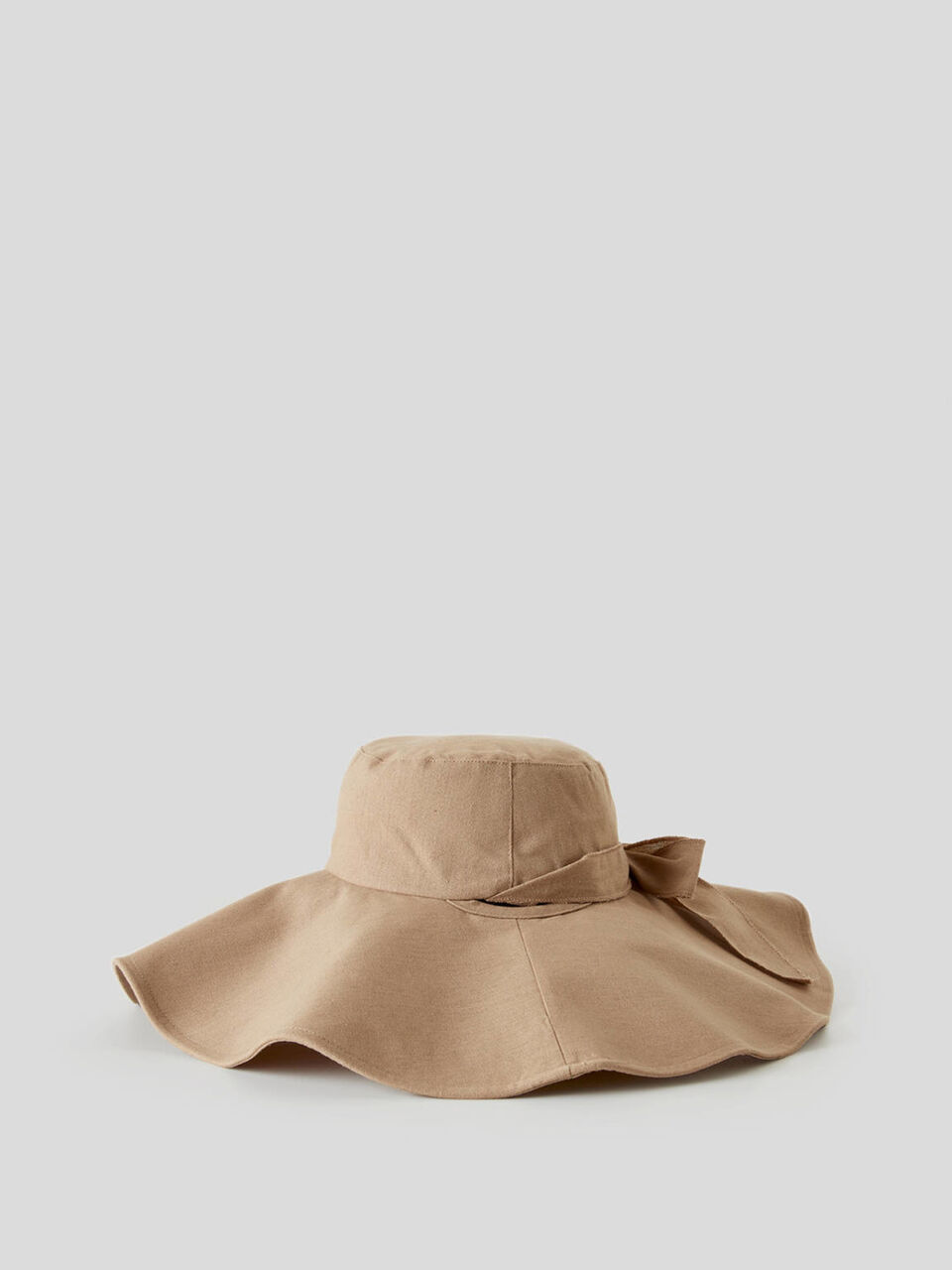 Hat with wide brim image number 1