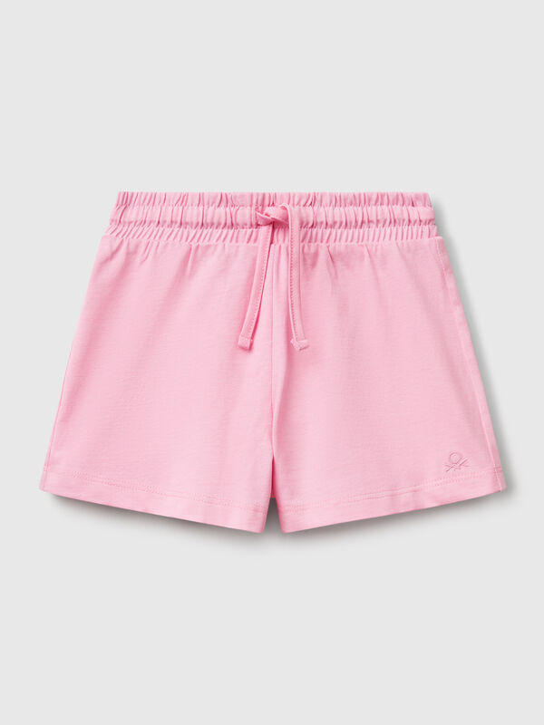 Pantalón corto de puro algodón de tacto cálido. Cintura con elástico interno y cordón, logo bordado en el bajo izquierdo. Corte regular, ideal para el día a día. Niña