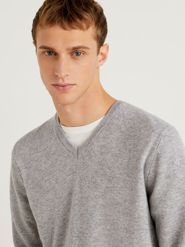 Gray V-neck sweater in pure Merino wool Men