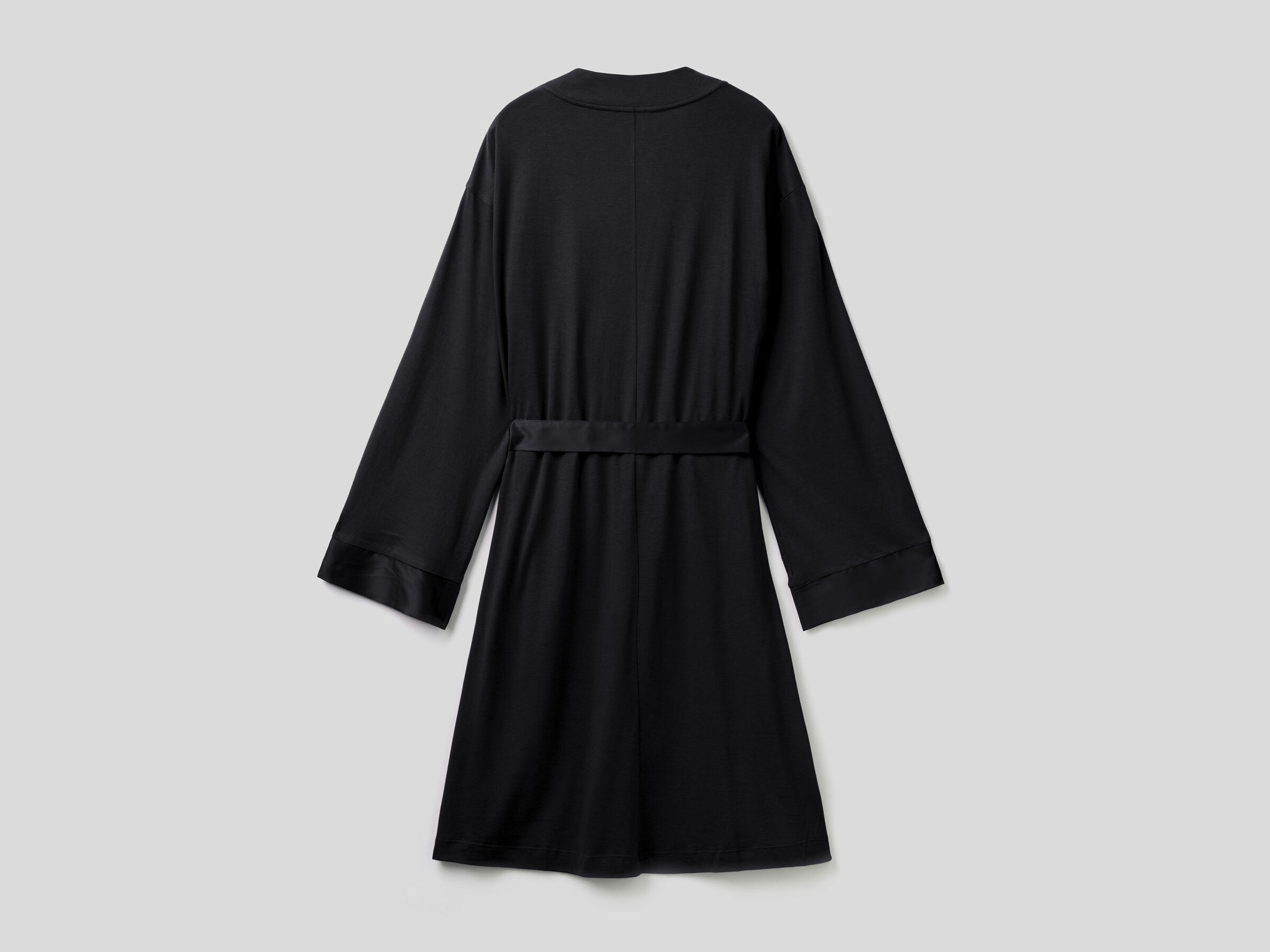 Criss-cross dressing gown image number 4