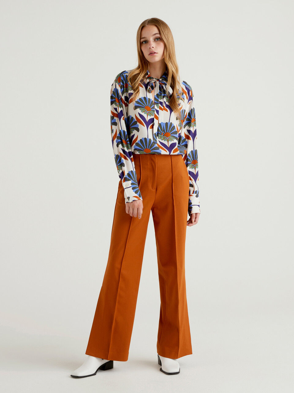High-waisted trousers with slits