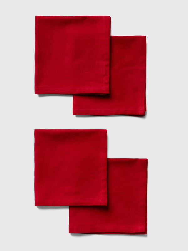 Cuatro servilletas rojas