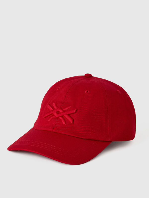 Red cap with embroidered logo Men