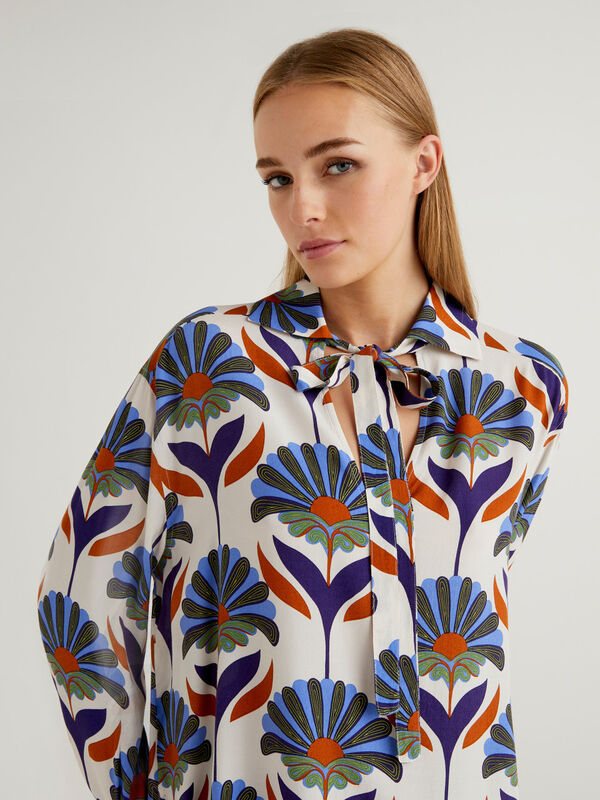 Flowy blouse with retro print Women