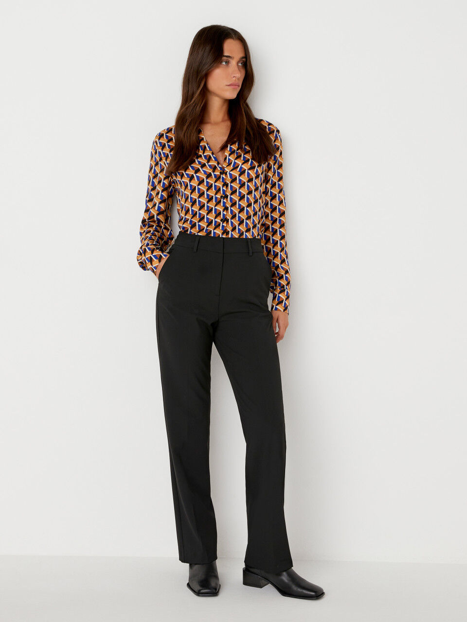 Trousers with flower print - Black | Benetton
