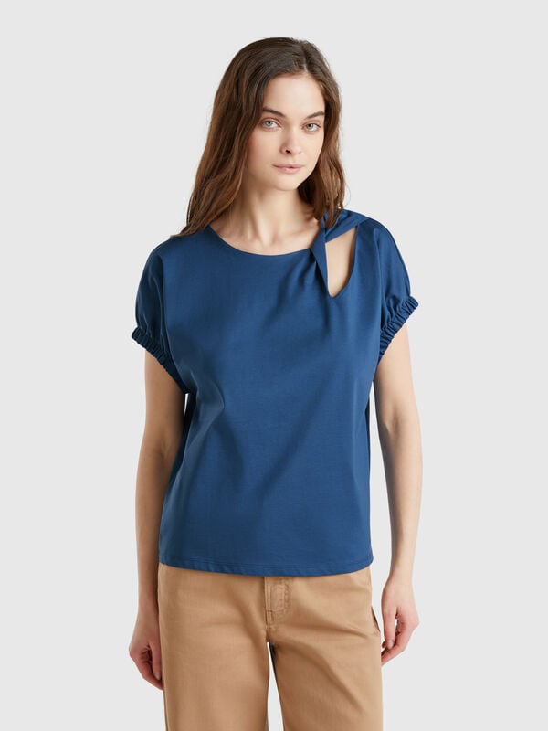 Camiseta con nudo y recorte. Mujer