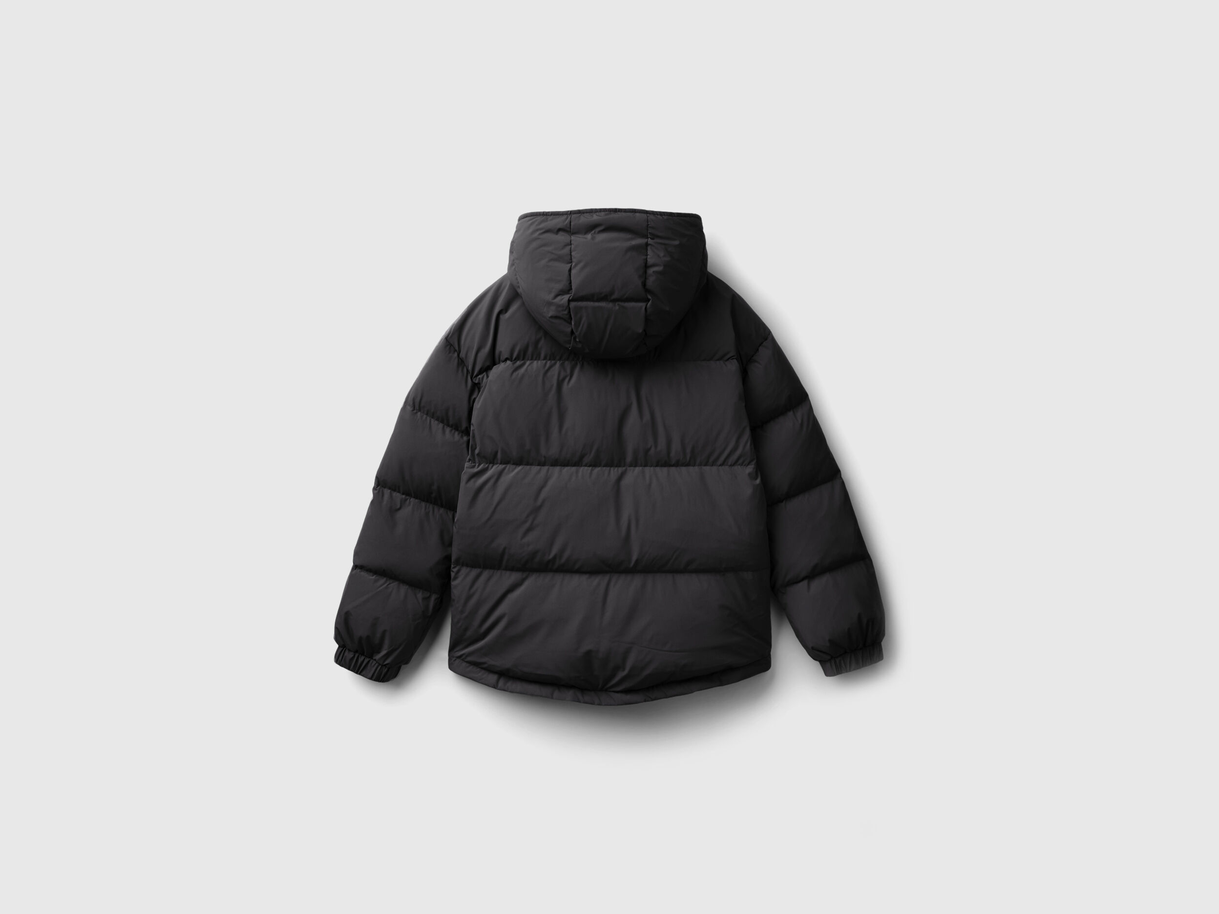 Short puffer jacket padded with recycled feathers - Black | Benetton