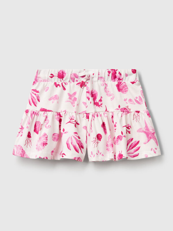 Pantalón corto blanco con conchas rosas. Niña