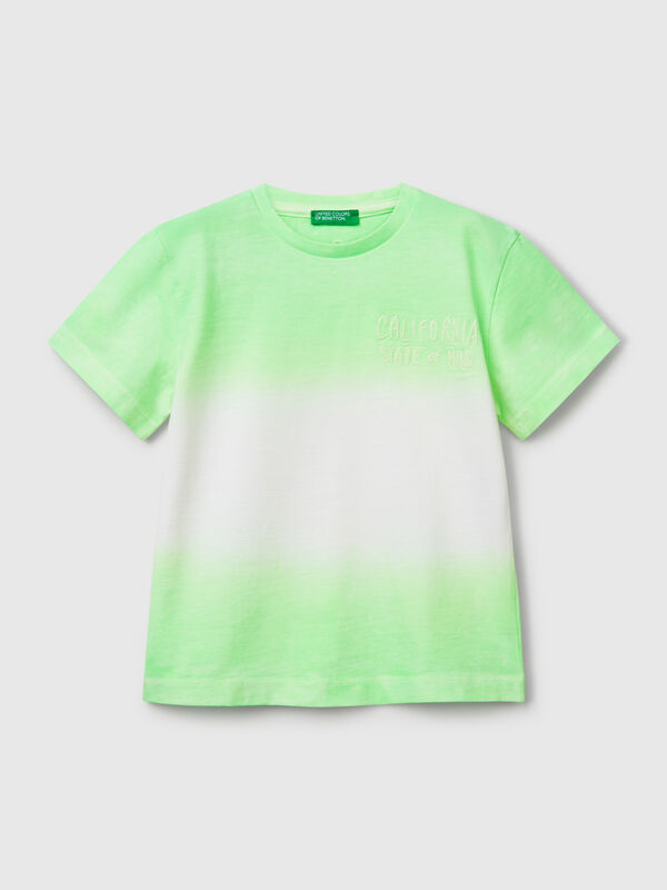 Camiseta teñida por inmersión con bordado Niño