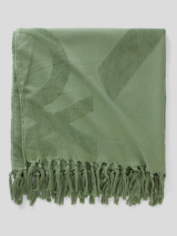 Lightweight beach towel with fraying