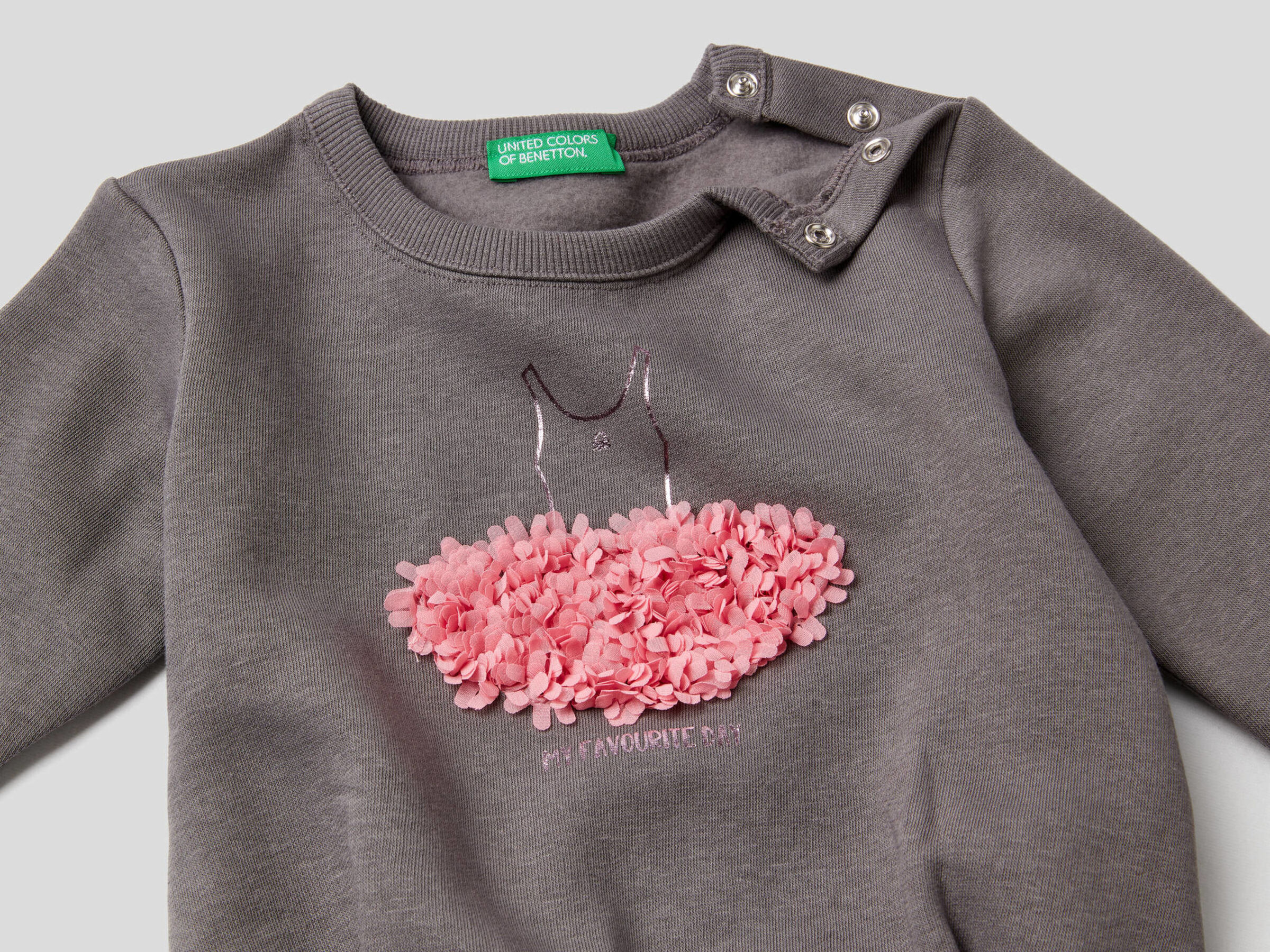 Sudadera con aplicación de efecto pétalos image number null