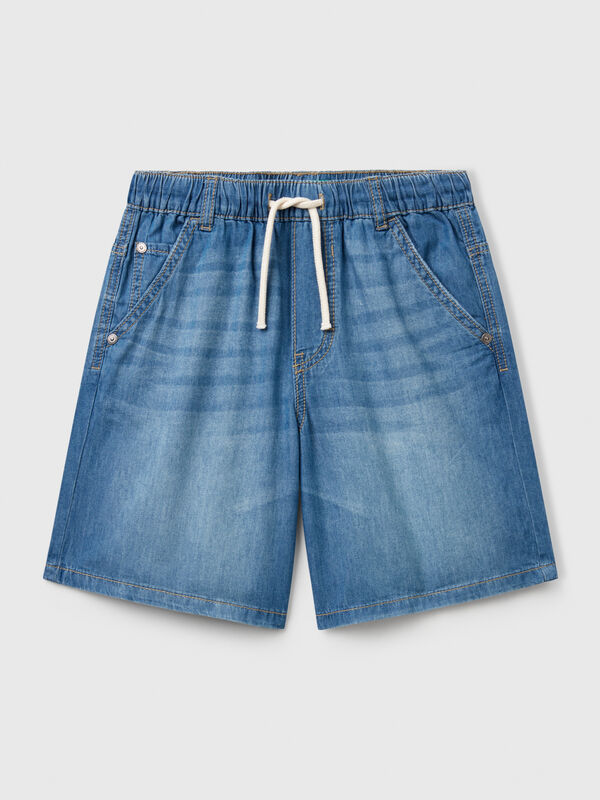 Shorts de cinco bolsillos en cambray de puro algodón con aspecto desgastado. Diseño de cinco bolsillos, cintura con elástico interno y cordón. Corte recto, una prenda imprescindible en los meses más cálidos. Niño