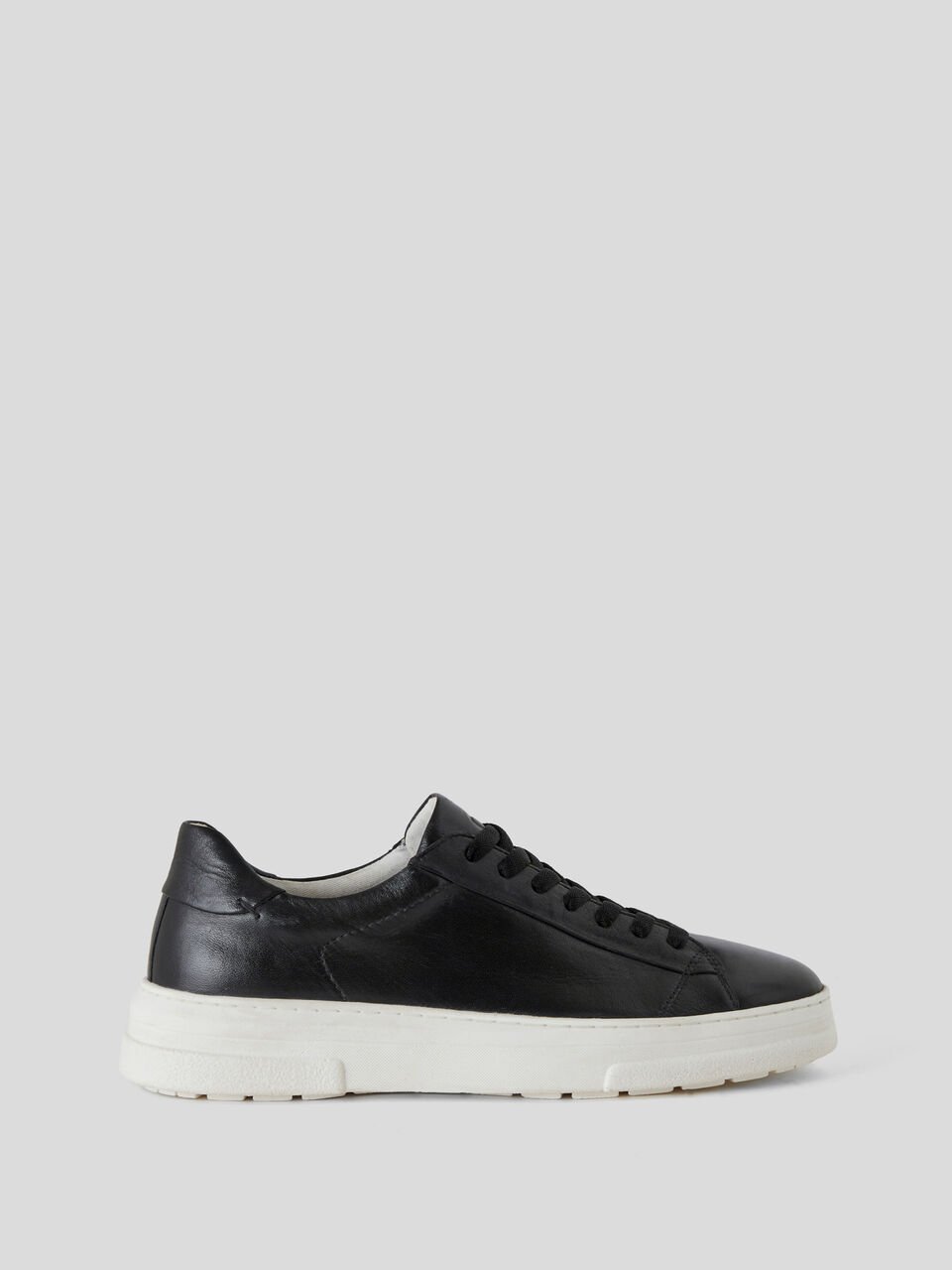 Sneakers in genuine leather - Black | Benetton