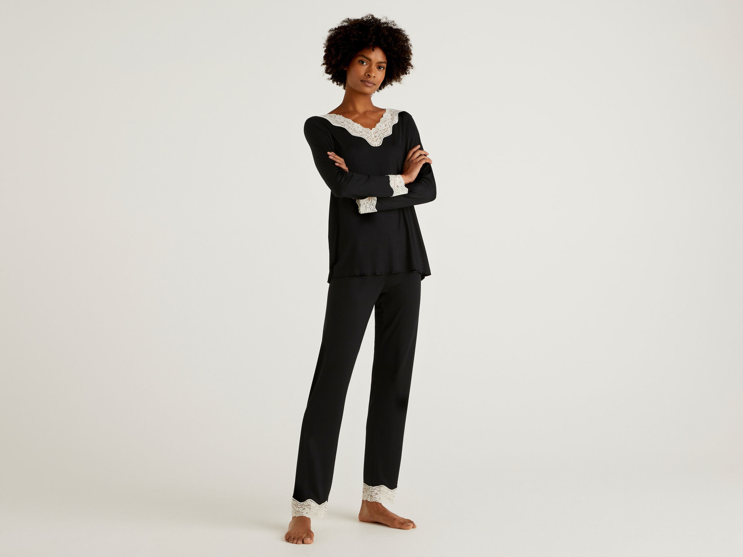 Trousers with lace details image number 3