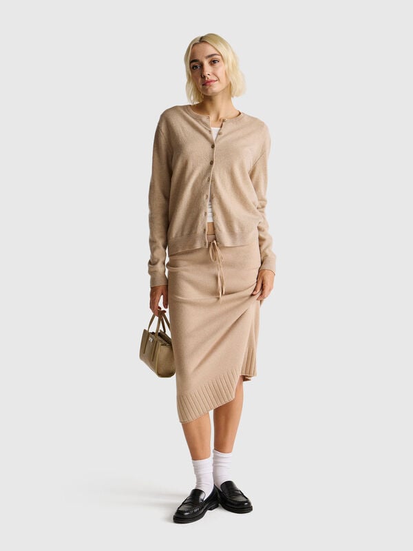 Cárdigan beige de cuello redondo en pura lana merino Cárdigan beige de cuello redondo en pura lana merino Mujer