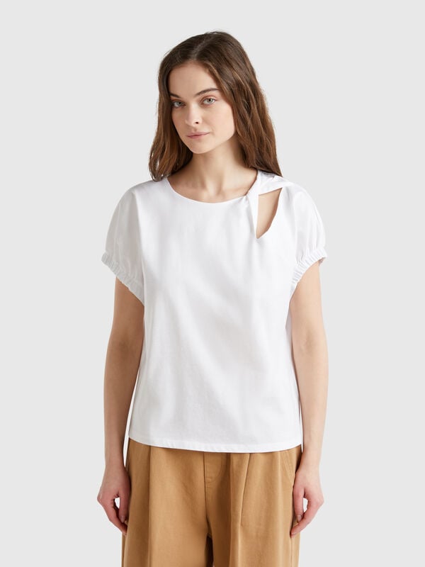 Camiseta con nudo y recorte. Mujer