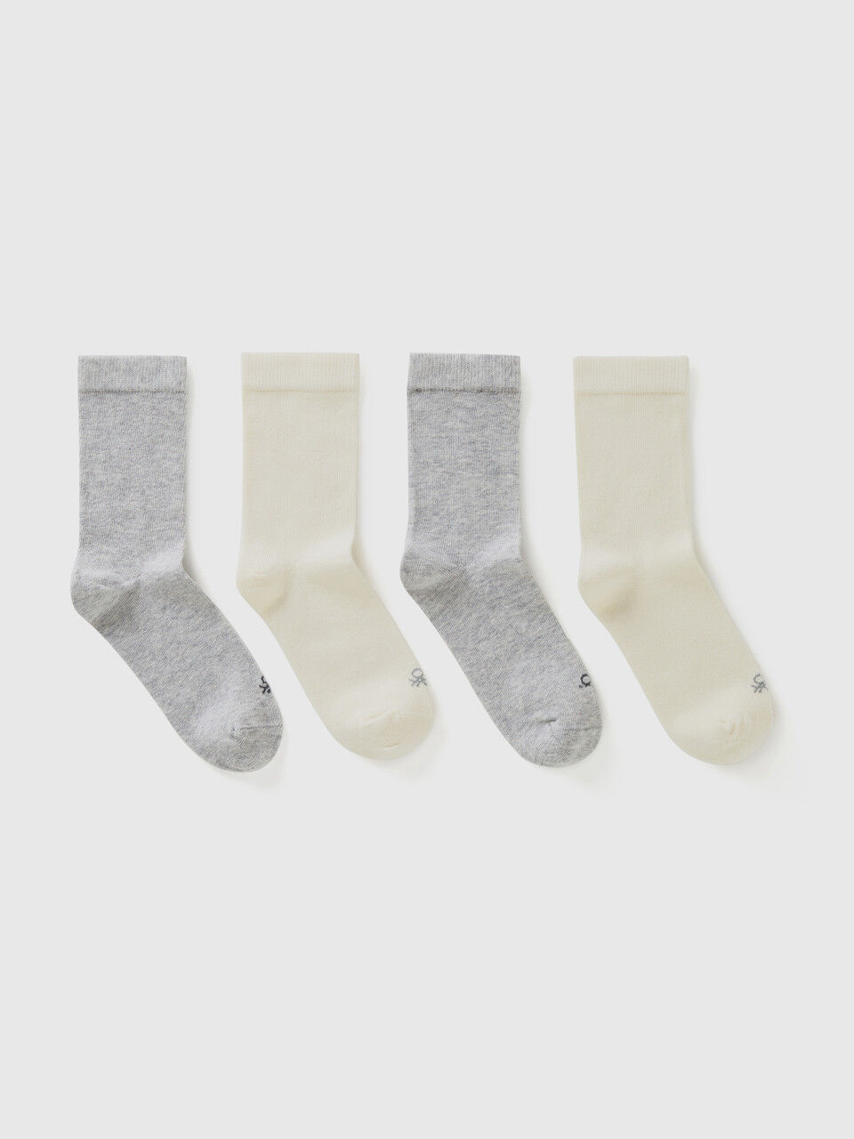 Cuatro pares de calcetines blancos y grises