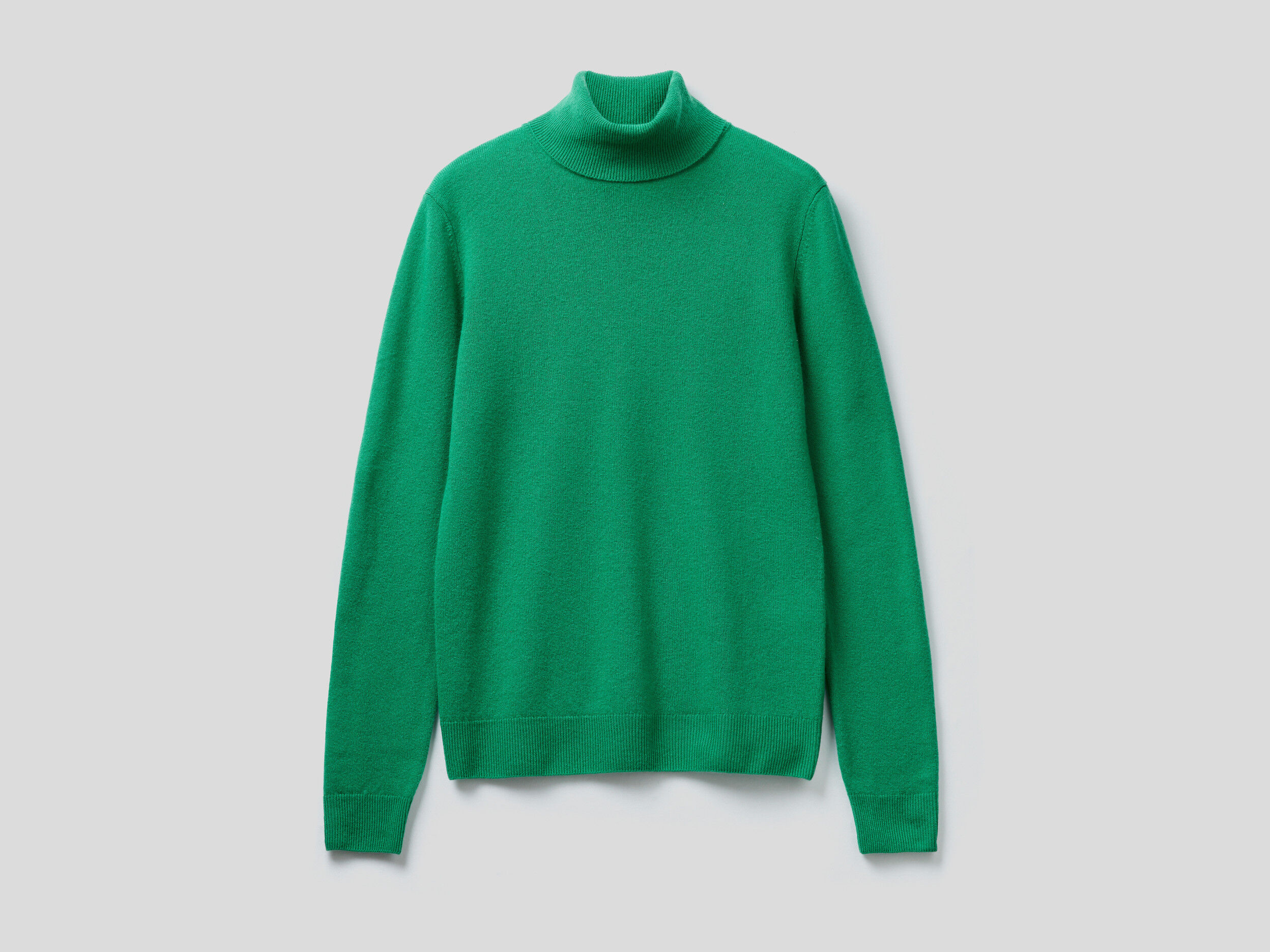 Bright top green turtleneck