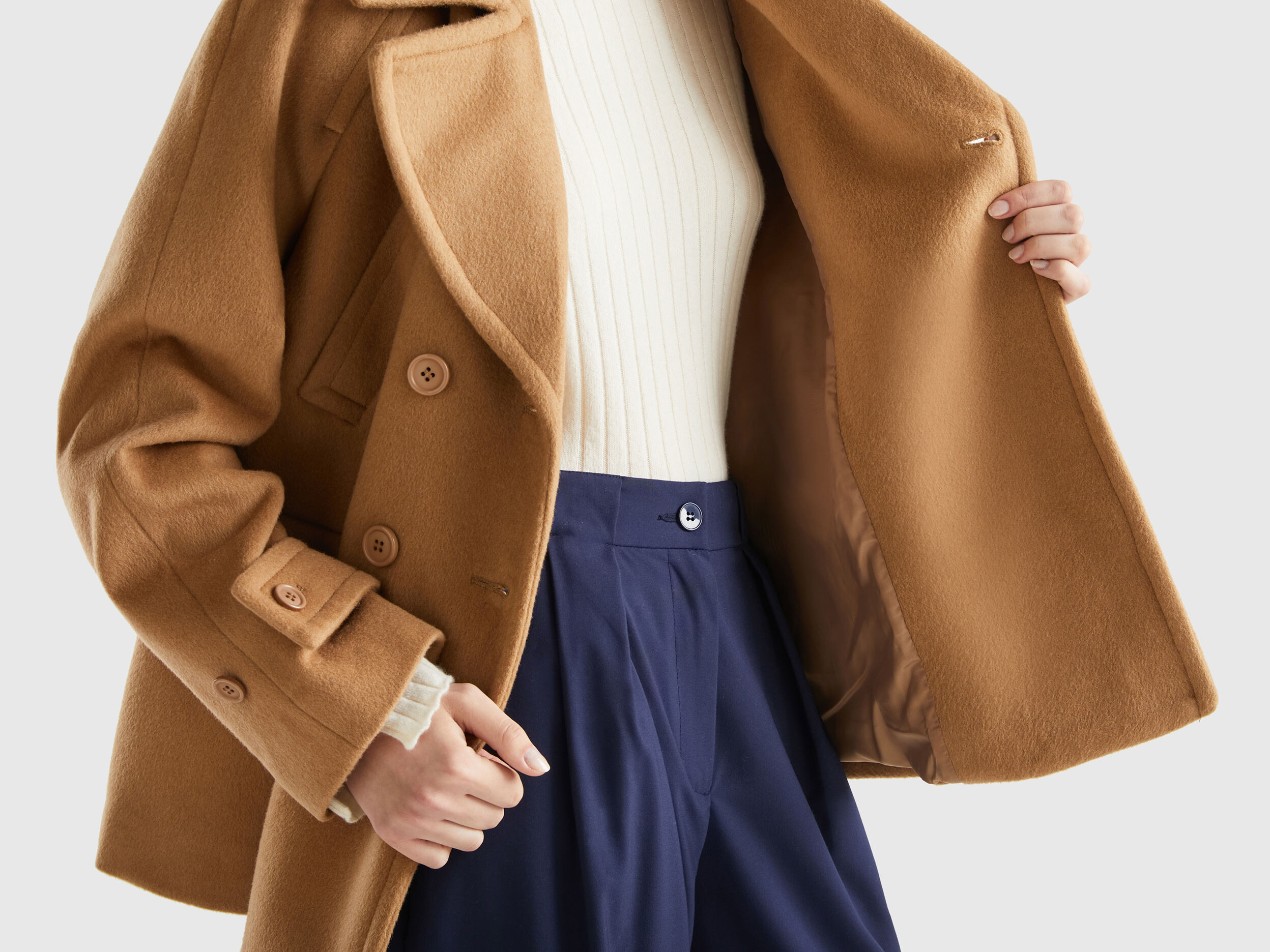 Double discount buttoned coat