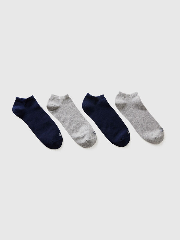 Cuatro pares de calcetines cortos