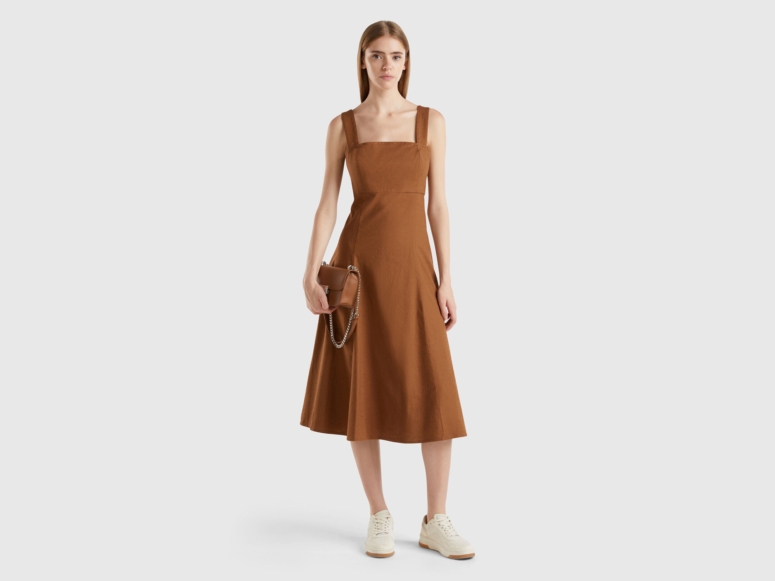 Square-neck dress in linen blend - Brown | Benetton