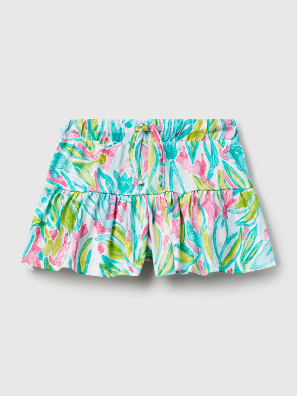 Pantalón corto verde con estampado tropical. Niña