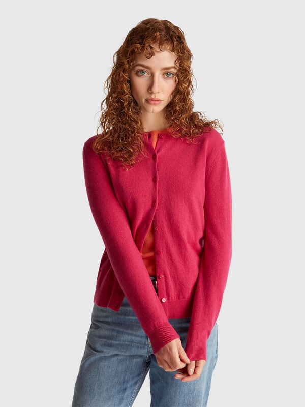 Cárdigan fucsia de cuello redondo en pura lana merino Cárdigan fucsia de cuello redondo en pura lana merino Mujer